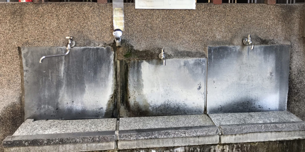 左から水道水の蛇口、ビジター試飲用蛇口、登録者用水栓カギ用蛇口×2